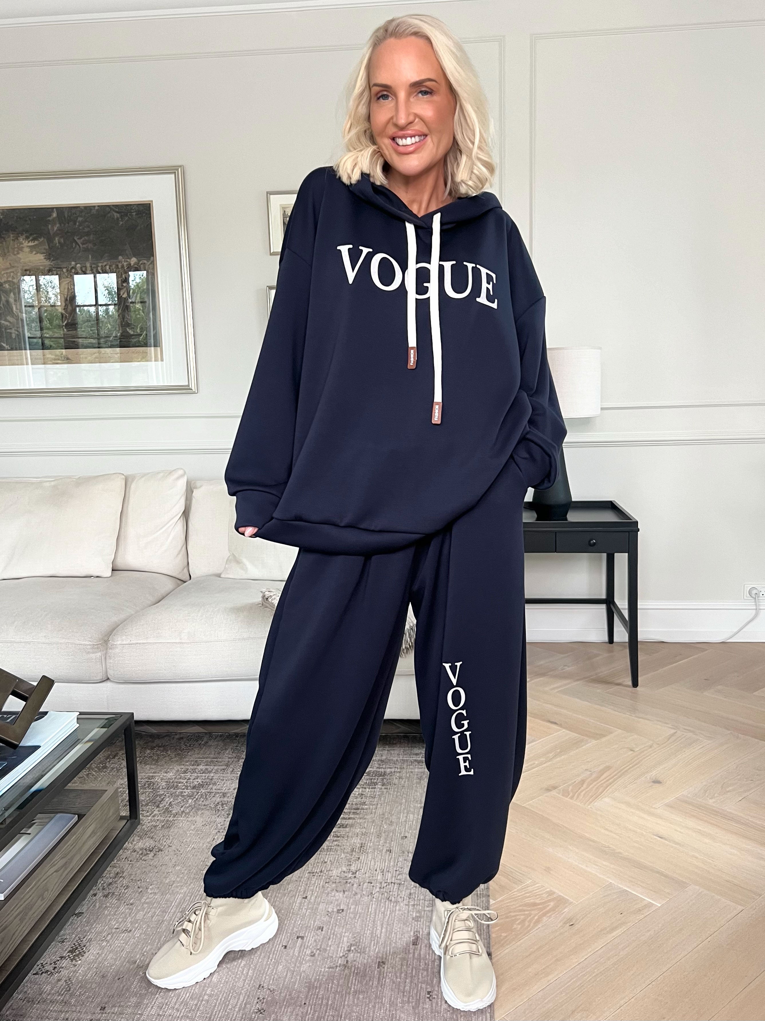 Winona - Blødt oversized joggingsæt i viskose med Vogue stående på bluse og bukser